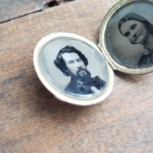 Antique Civil War Era Locket with Tin Types - Picture 7 of 8